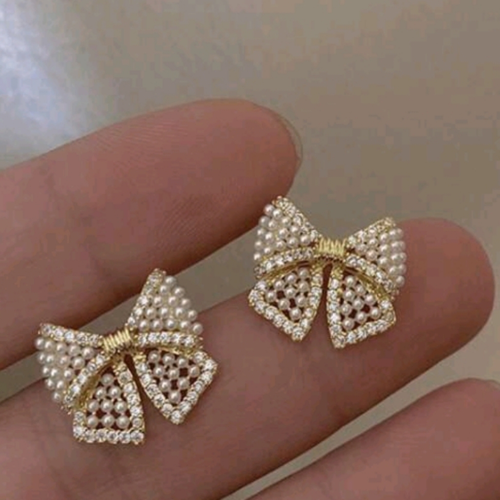BRAND NEW ** Elegant Pearl Bow Earrings